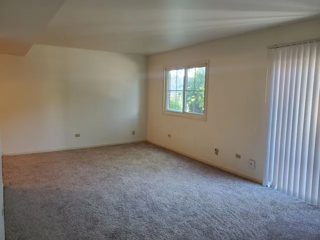 $1,750 | 833 Village Quarter Road, Unit G4, West Dundee, IL 60118