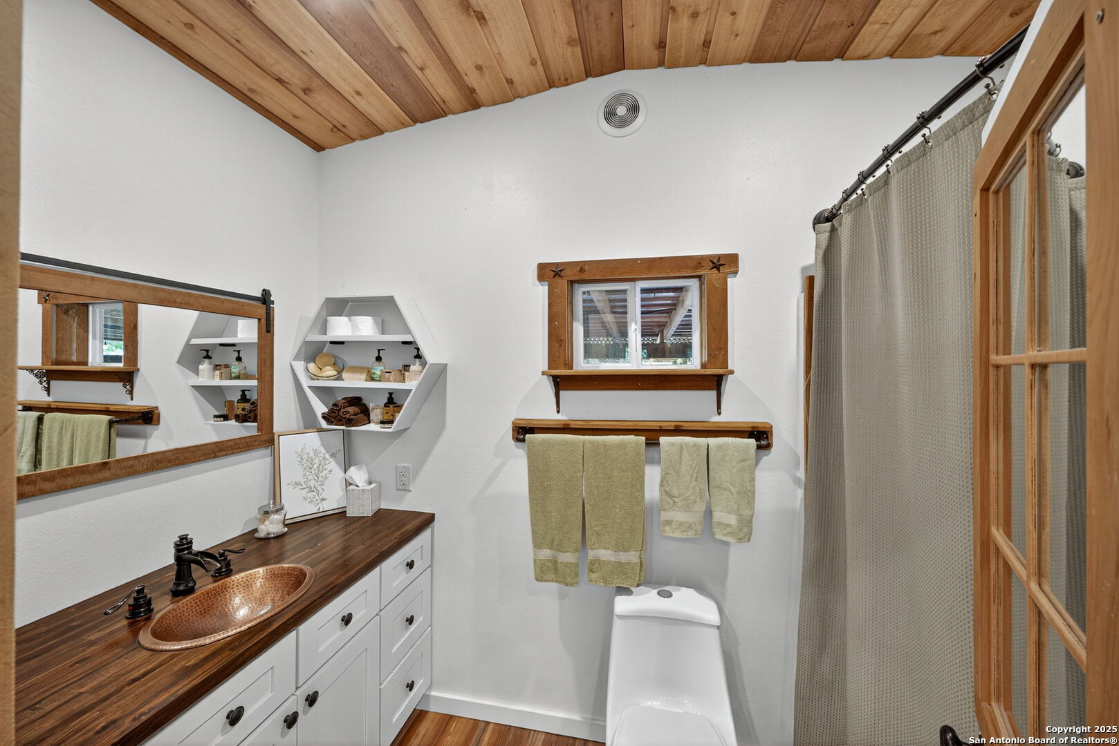 924 Wagon Creek Road Bandera, TX 78003 - Photo 12 of 33