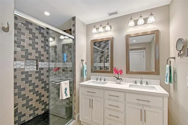 a view of a livingroom with a ceiling fan and wooden floor