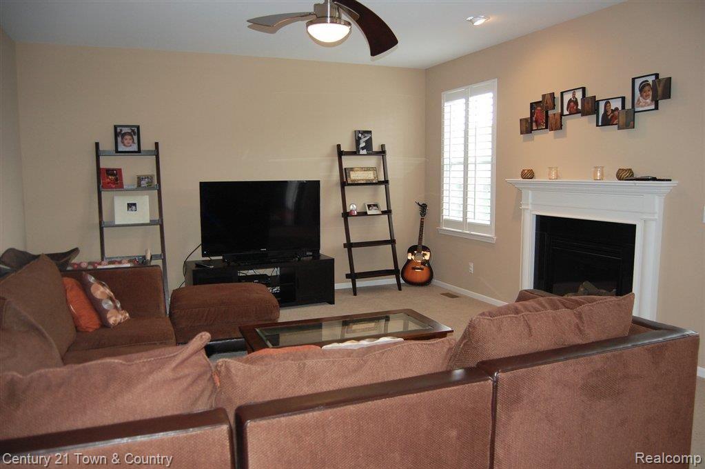 3675 Connors Drive Rochester, MI 48307 - Photo 4 of 25 Family Room