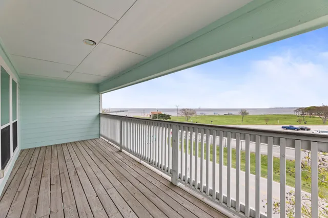 $375,000 | 709 North Bayshore Drive, La Porte, TX 77571