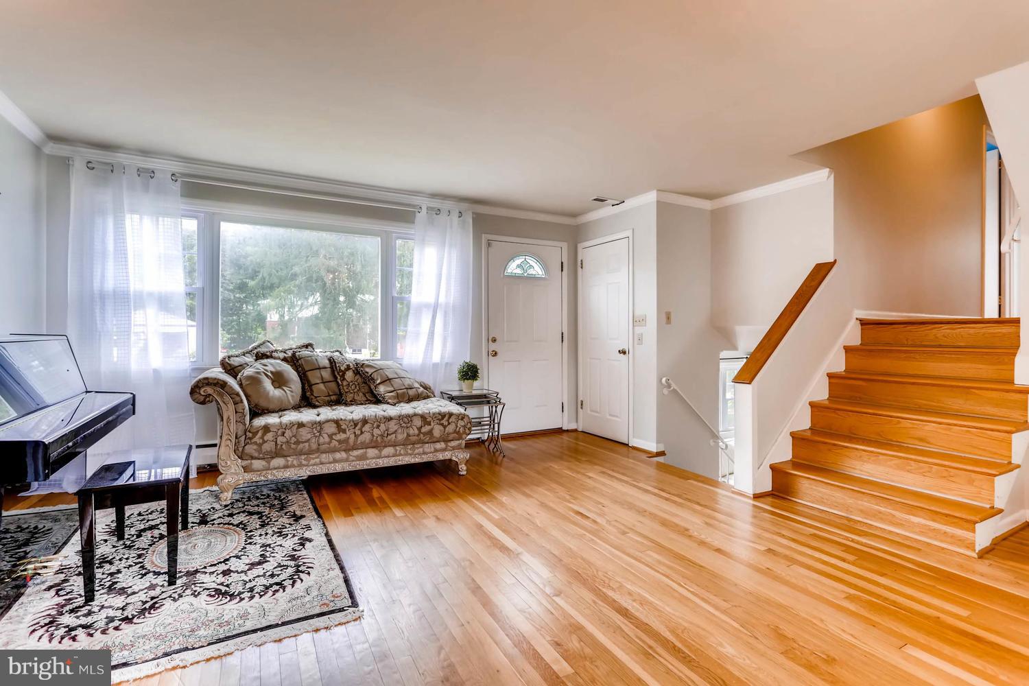 909 Sibley Road Baltimore, MD 21286 - Photo 5 of 23 Living Room