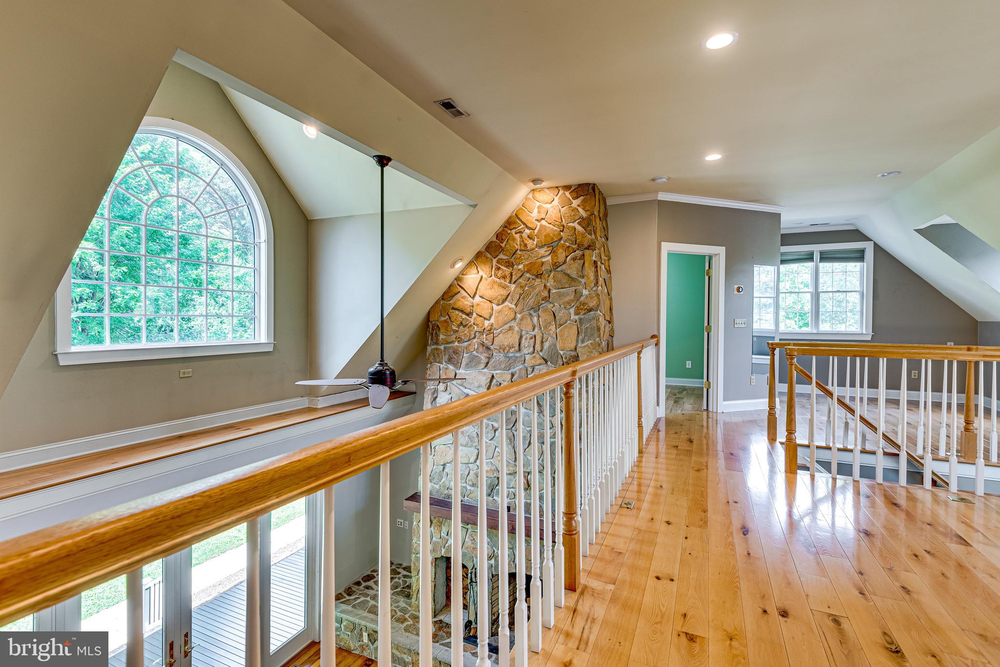 1441 Bay Head Road Annapolis, MD 21409 - Photo 38 of 54 Upper level hallway