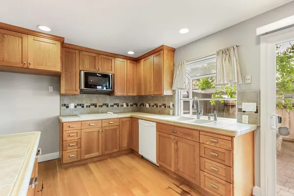 $279,900 | 7738 La Mancha Way, Sacramento, CA 95823