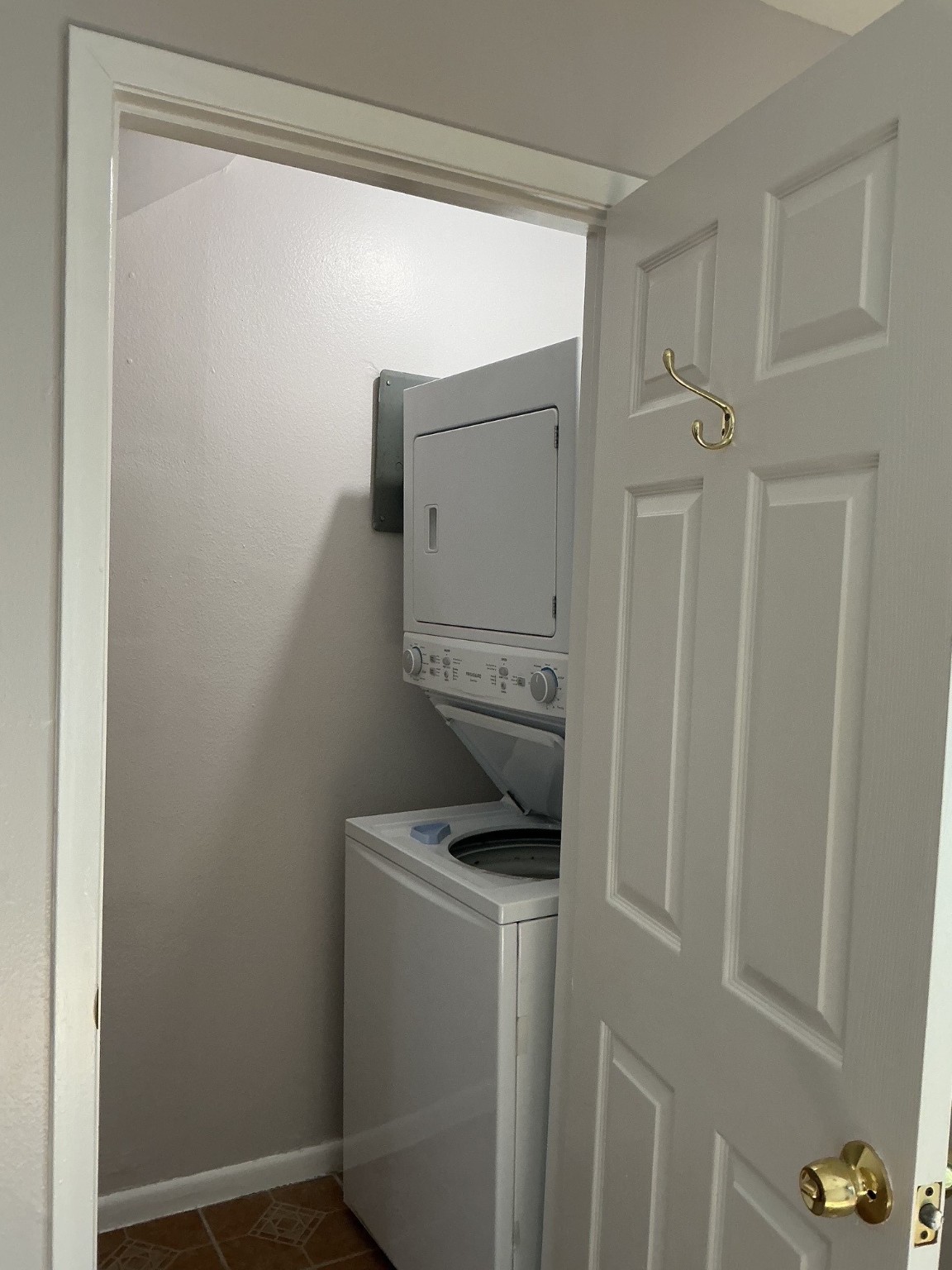 701 Rosedale Street, Unit H Houston, TX 77006 - Photo 18 of 20 a bathroom with a window