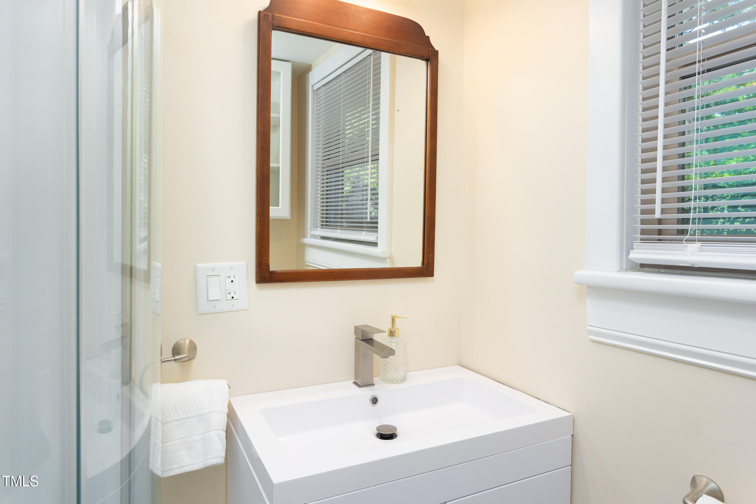 126 Barclay Road Chapel Hill, NC 27516 - Photo 31 of 39 a bathroom with a sink and a mirror