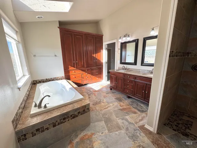 $1,274,000 | 1030 Reams Road, Moscow, ID 83843