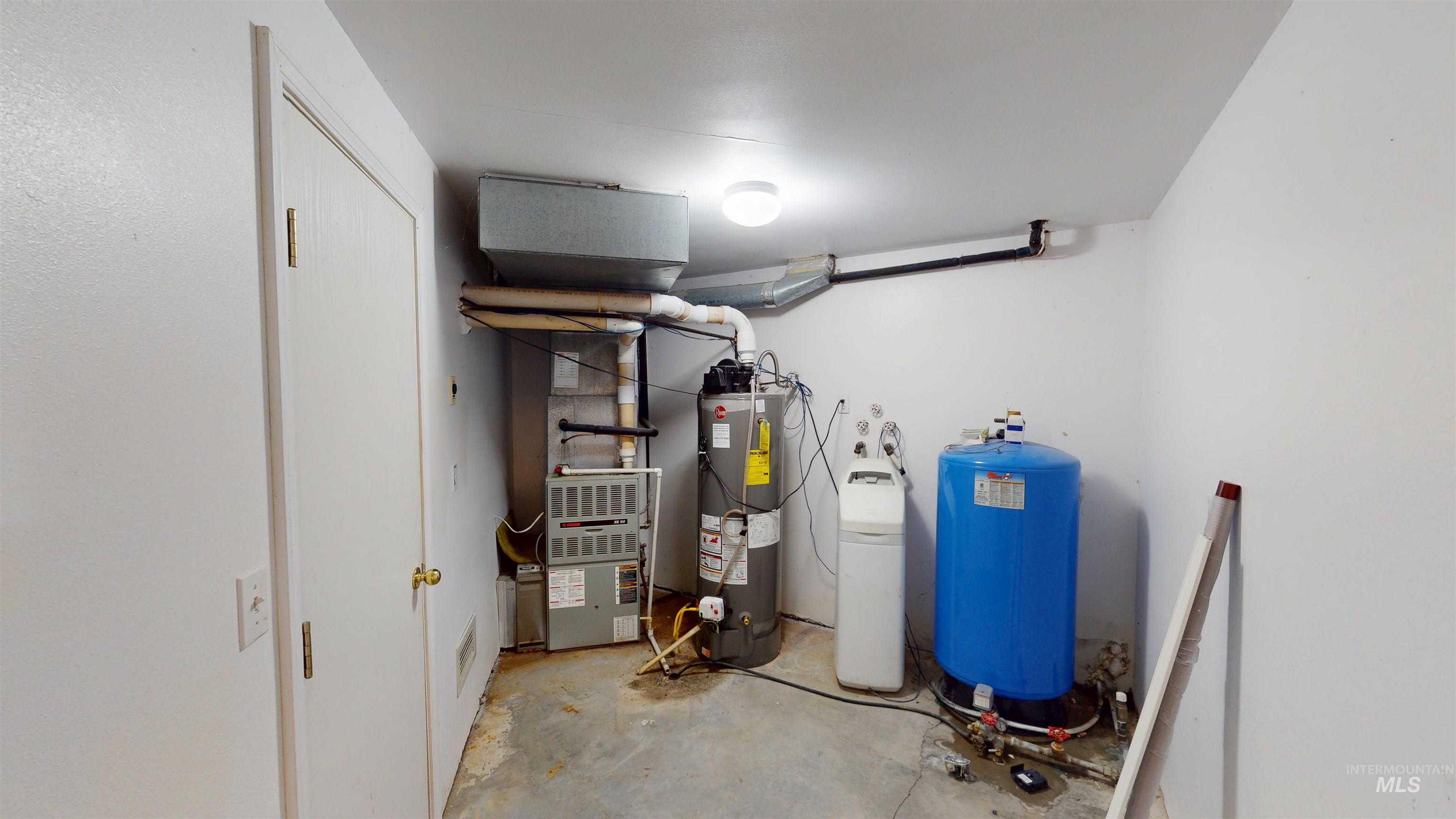 1030 Reams Road Moscow, ID 83843 - Photo 45 of 50 Utility room featuring water heater