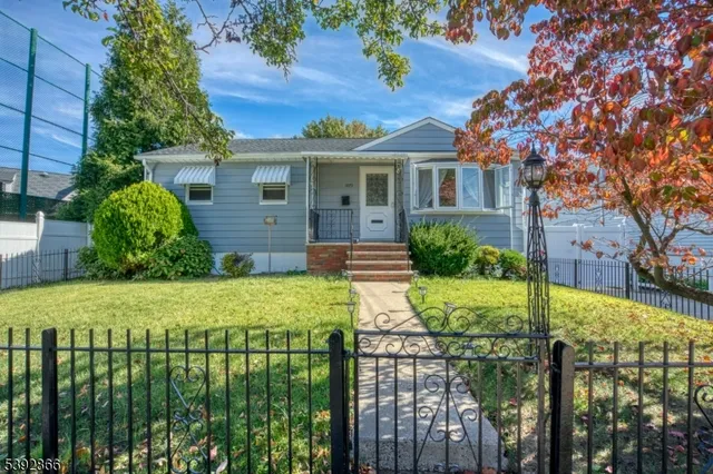 a view of a house with backyard