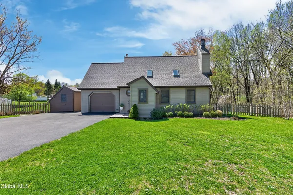 $279,700 | 205 Schoolhouse Road, Guilderland, NY 12203