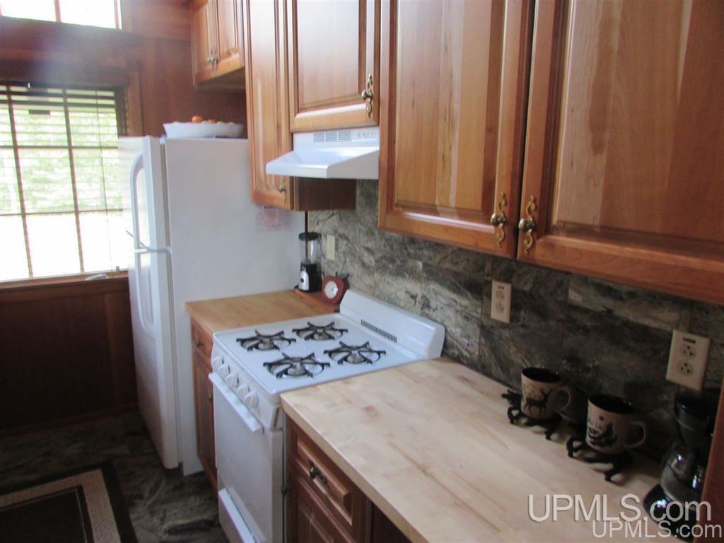 20563 Point Abbaye Road Lanse, MI 49946 - Photo 7 of 33