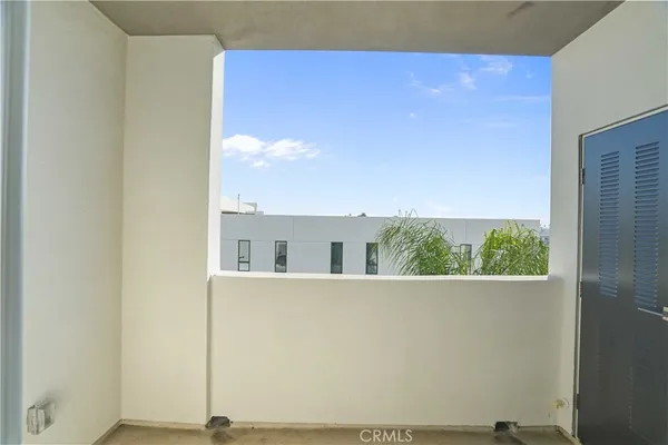 $2,042 | 8750 Sepulveda Boulevard, Unit 407, North Hills, CA 91343