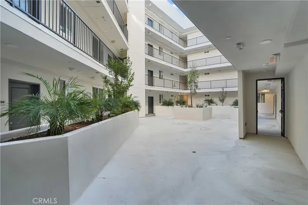 $2,042 | 8750 Sepulveda Boulevard, Unit 407, North Hills, CA 91343