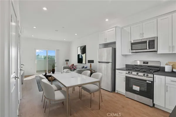 $2,042 | 8750 Sepulveda Boulevard, Unit 407, North Hills, CA 91343