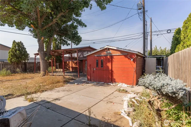 a view of a backyard