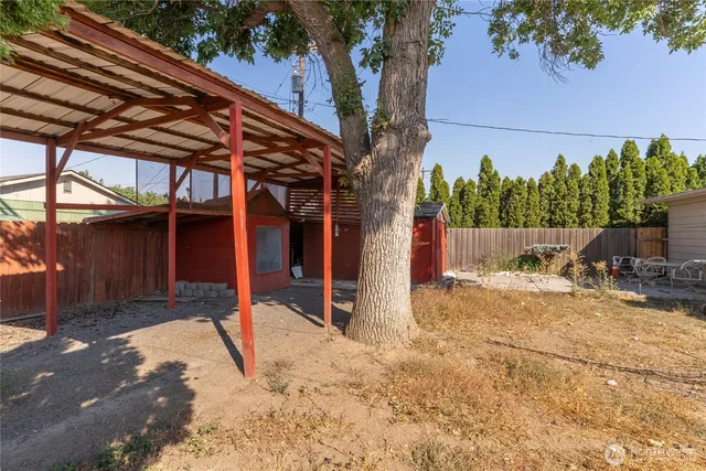 a view of a backyard of the house