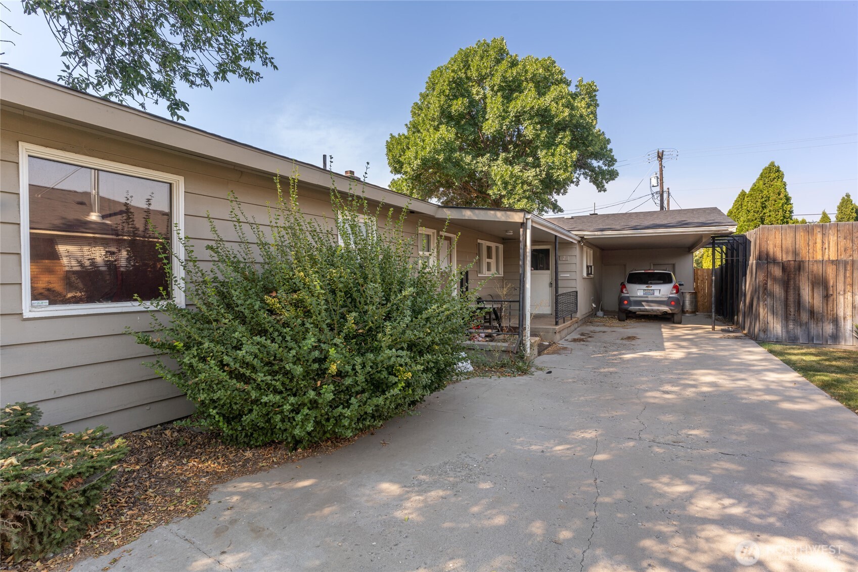 218 3rd Avenue Southwest Quincy, WA 98848 - Photo 4 of 20 a front view of a house with garden