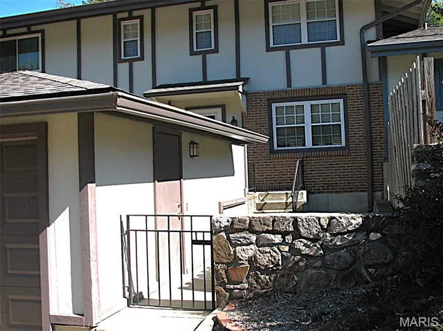 $2,100 | 964 Claygate Court, Manchester, MO 63021