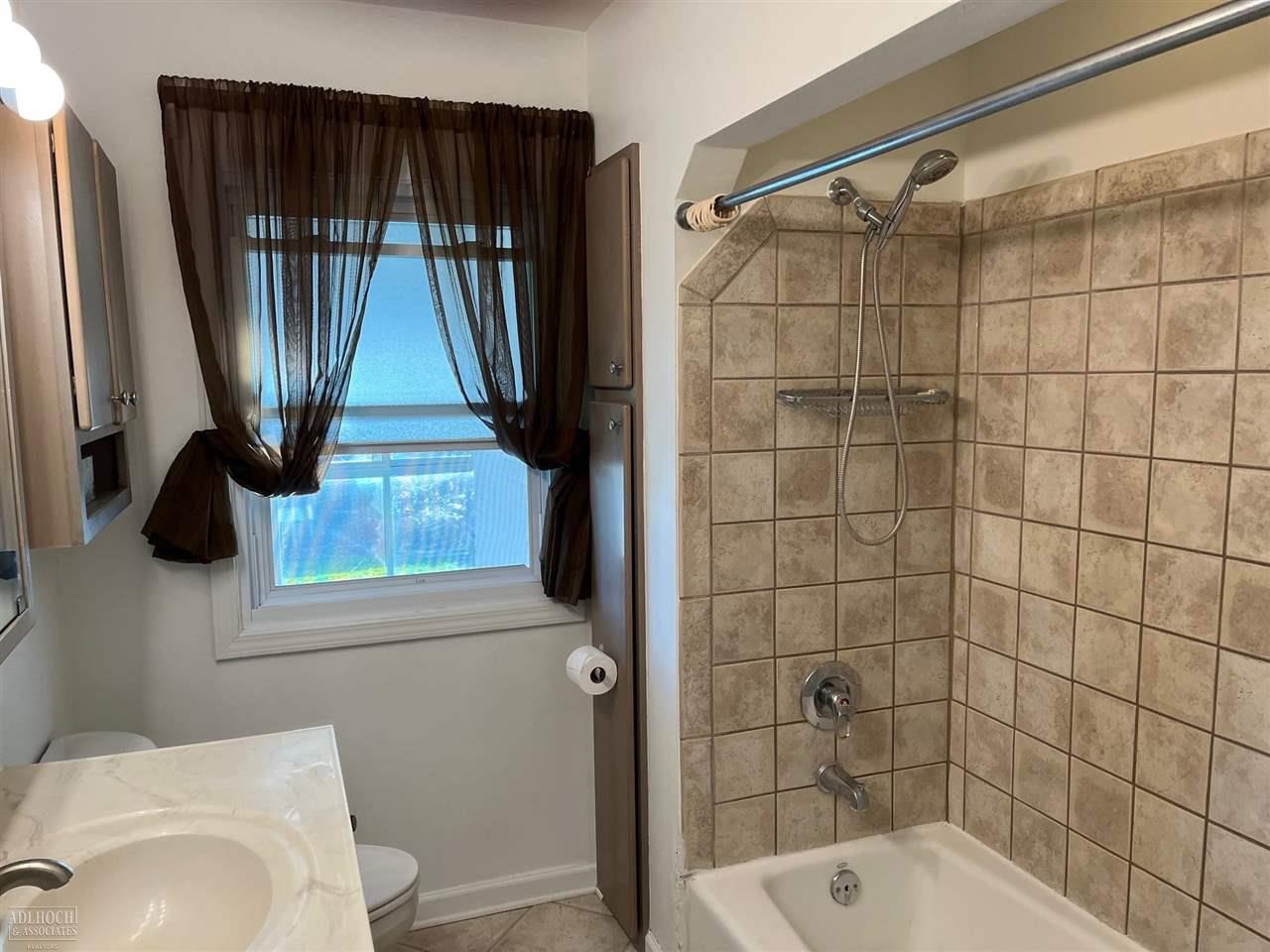 745 Harcourt Road Grosse Pointe, MI 48230 - Photo 6 of 9