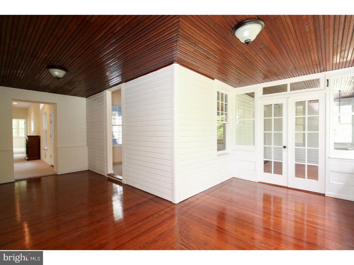 330 Raritan Avenue Atco, NJ 08004 - Photo 9 of 25 Sun Room