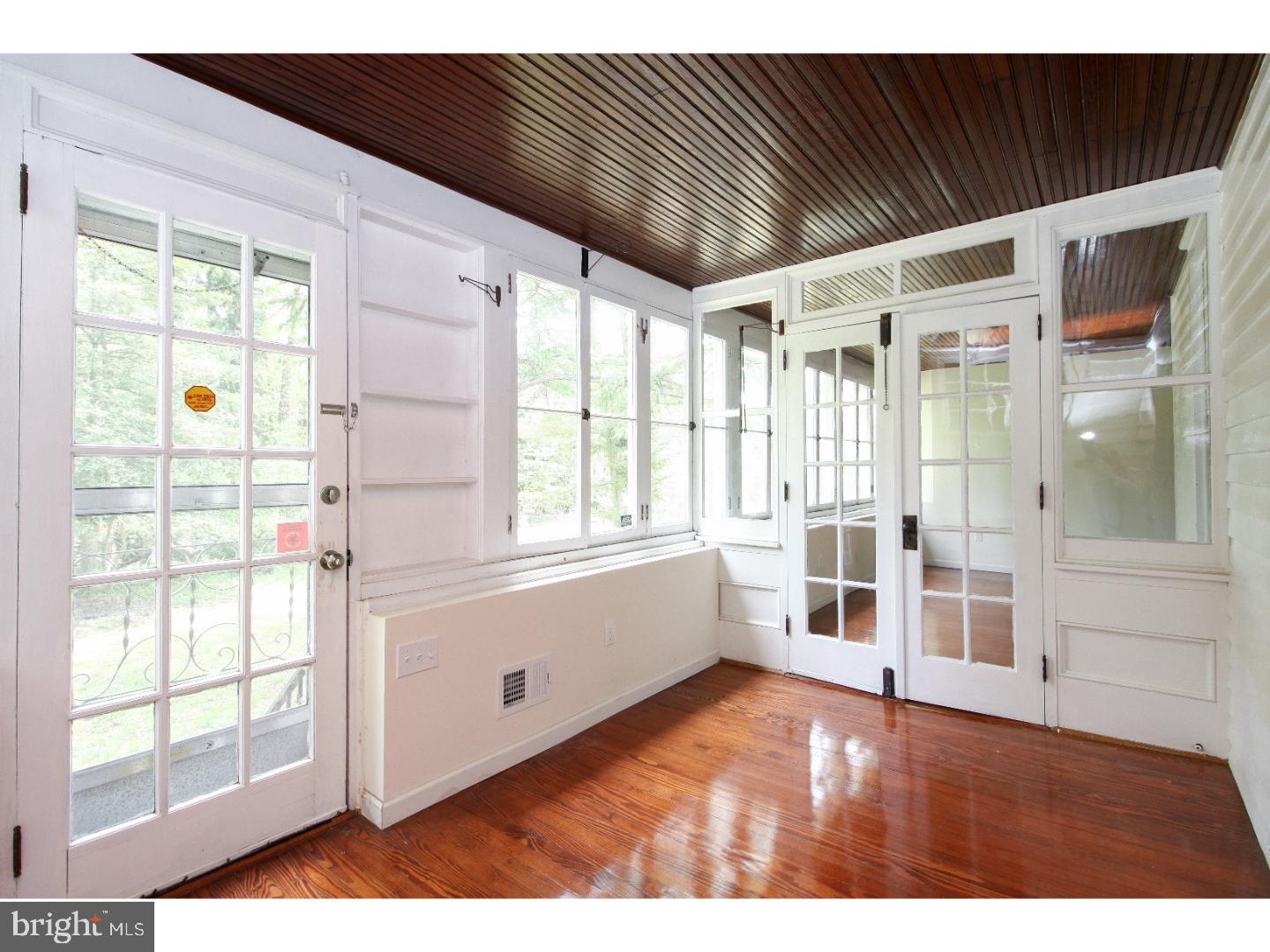 330 Raritan Avenue Atco, NJ 08004 - Photo 10 of 25 Sun Room