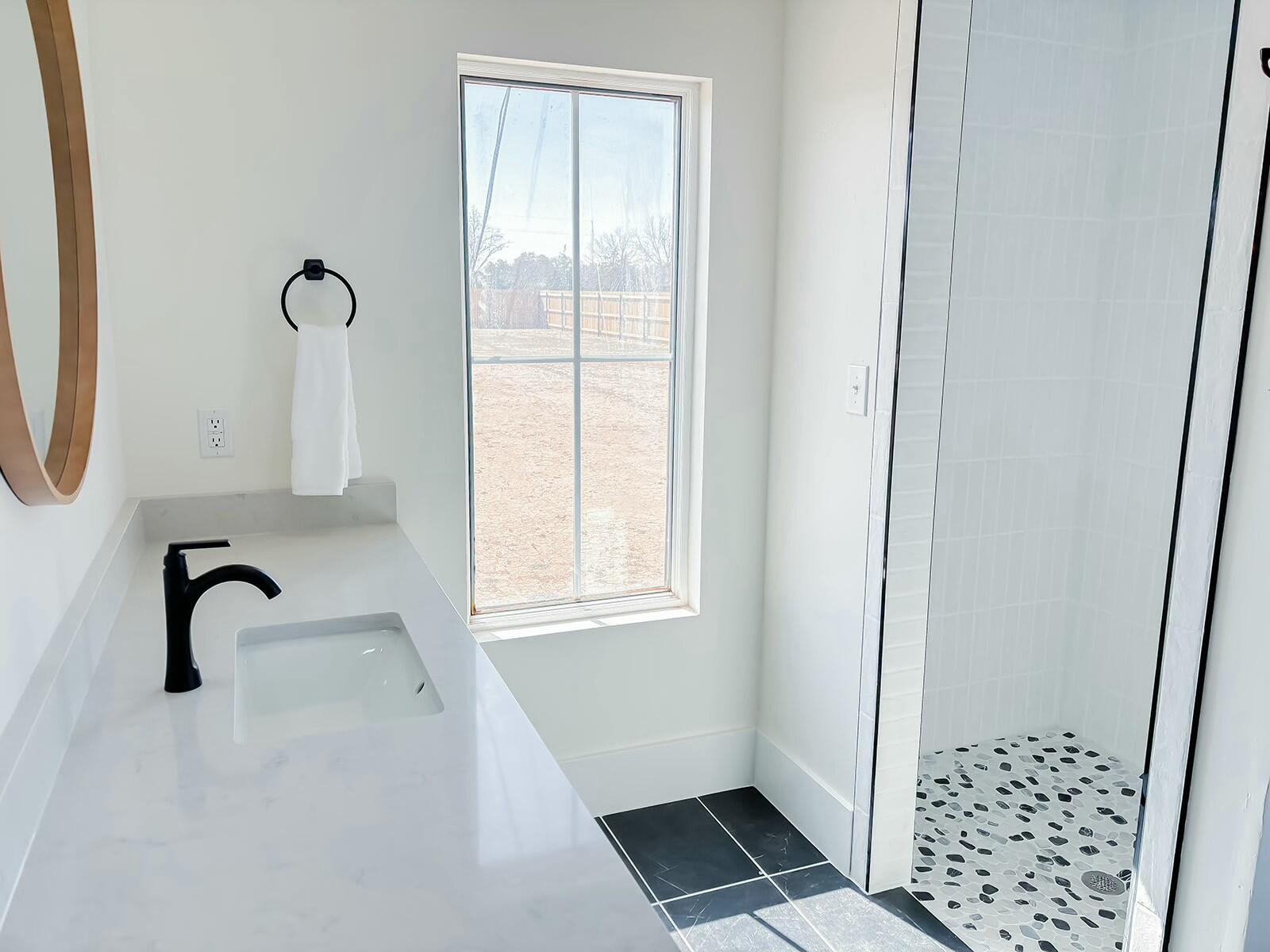 7211 West 12th Street Plainview, TX 79072 - Photo 29 of 48 a bathroom with a bathtub and shower