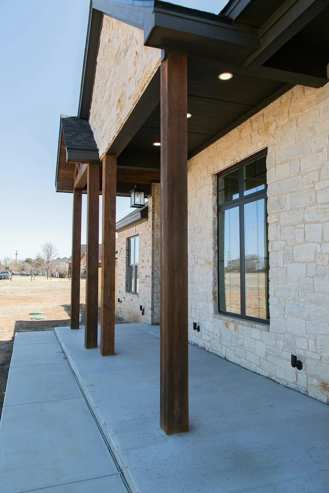 7211 West 12th Street Plainview, TX 79072 - Photo 4 of 48 a view of a balcony