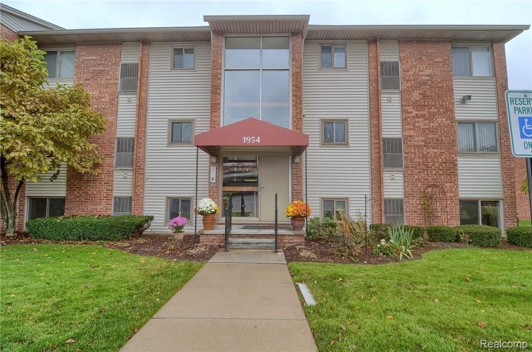 1954 Klingensmith Road Bloomfield Hills, MI 48302 - Photo 2 of 28 1-Front.jpg