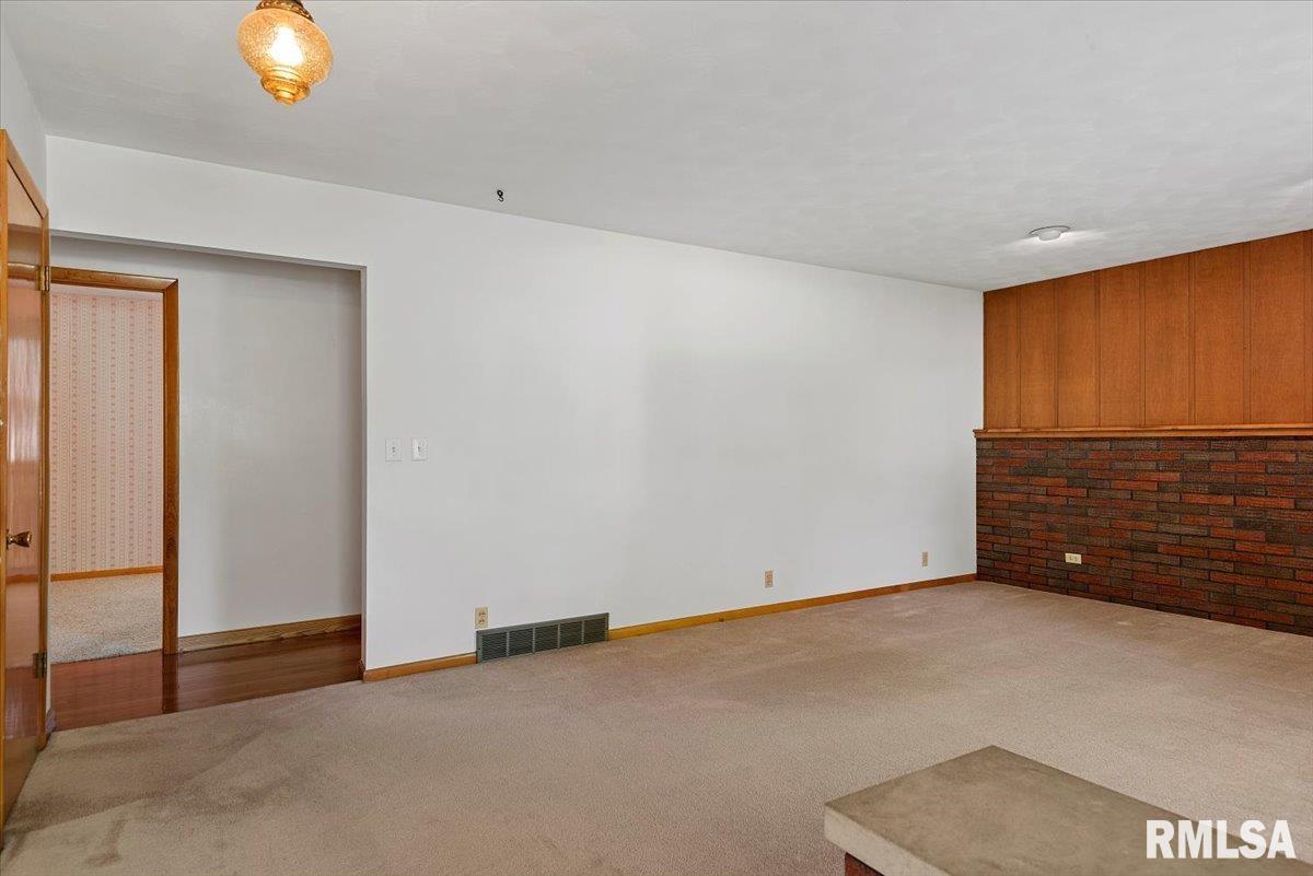 542 Sattley Street Rochester, IL 62563 - Photo 4 of 35