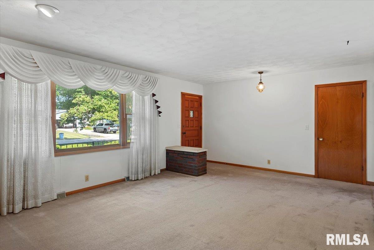542 Sattley Street Rochester, IL 62563 - Photo 6 of 35