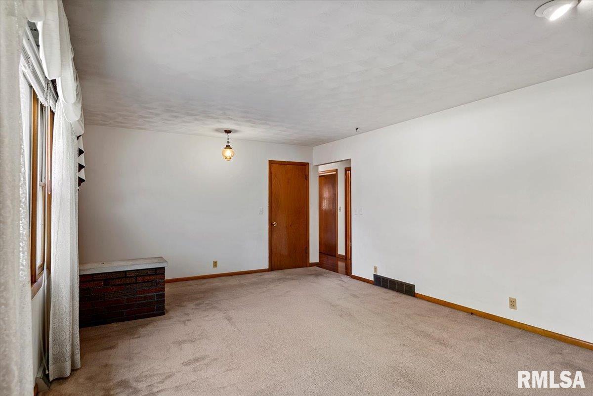 542 Sattley Street Rochester, IL 62563 - Photo 7 of 35