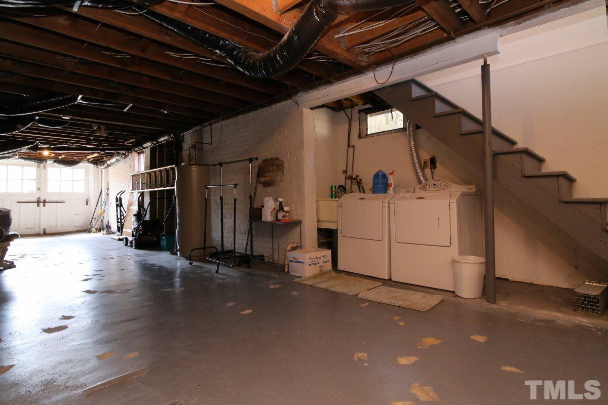 1011 Peace Street Raleigh, NC 27605 - Photo 20 of 25 a view of a garage