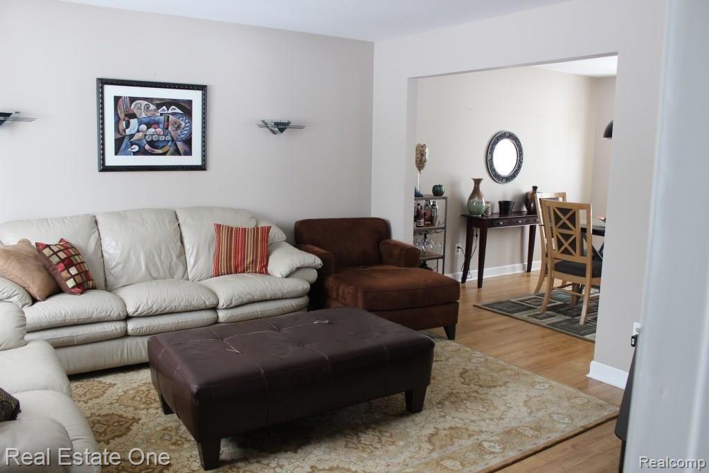 800 Hadley Road Rochester, MI 48307 - Photo 4 of 14 Living Room
