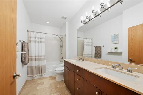 $329,900 | 4420 North Clark Street, Unit 302, Chicago, IL 60640