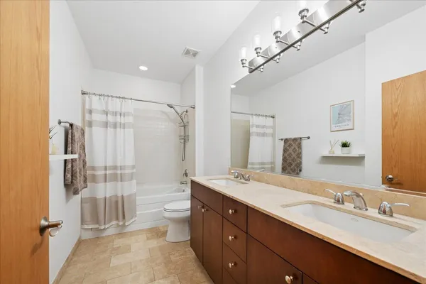 $329,900 | 4420 North Clark Street, Unit 302, Chicago, IL 60640