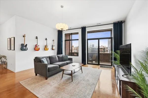 $329,900 | 4420 North Clark Street, Unit 302, Chicago, IL 60640