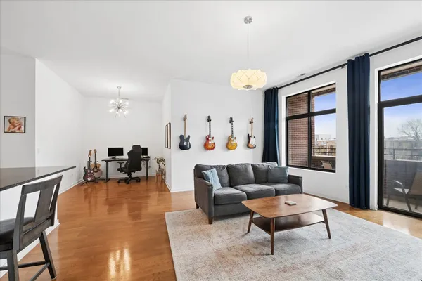 $329,900 | 4420 North Clark Street, Unit 302, Chicago, IL 60640