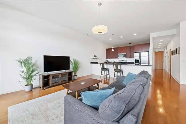 $329,900 | 4420 North Clark Street, Unit 302, Chicago, IL 60640