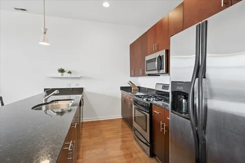 $329,900 | 4420 North Clark Street, Unit 302, Chicago, IL 60640