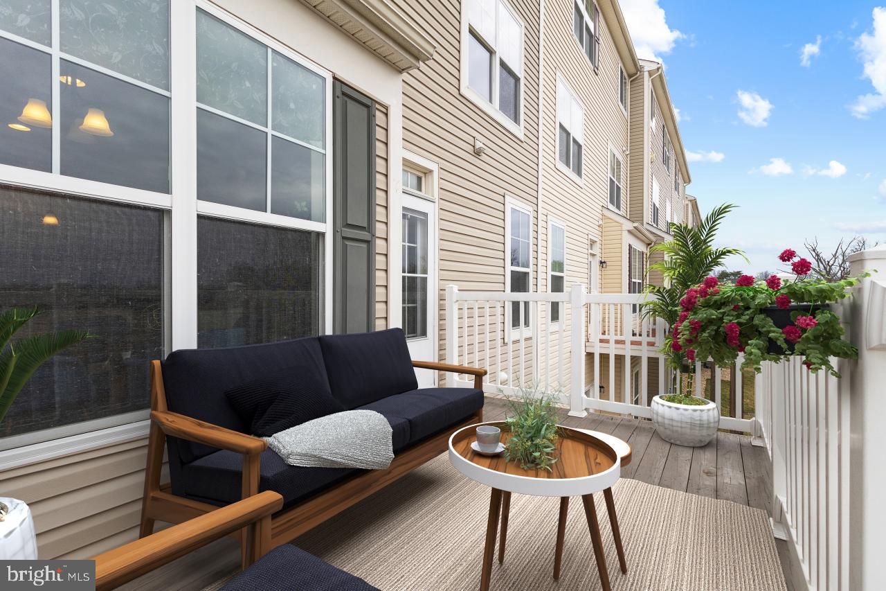 43367 Town Gate Square Chantilly, VA 20152 - Photo 13 of 36 a living room with furniture and a potted plant