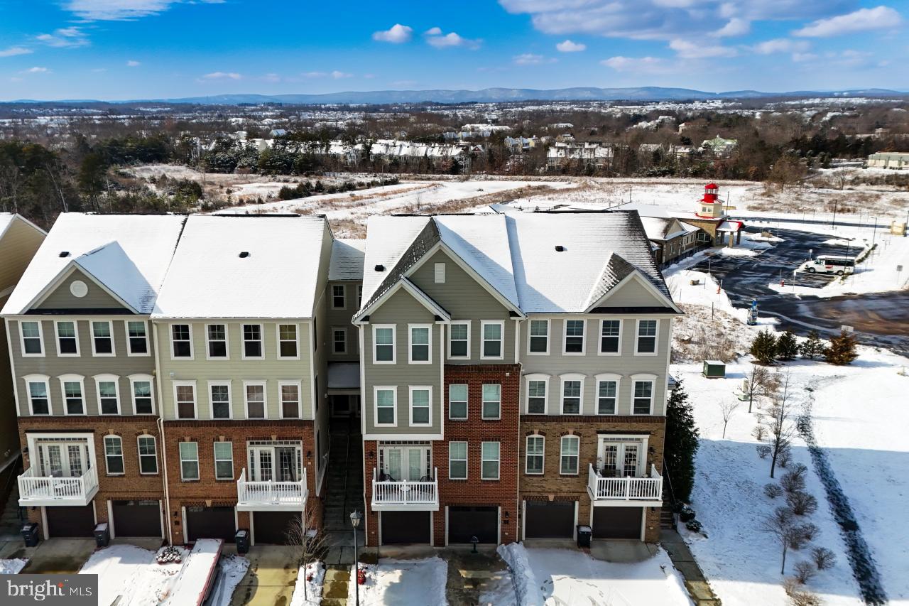 43367 Town Gate Square Chantilly, VA 20152 - Photo 3 of 36 a view of a city that has tall buildings