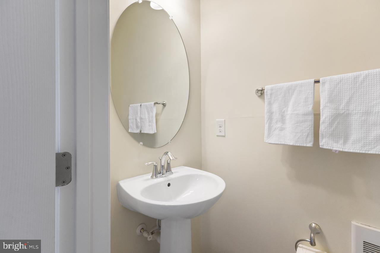 43367 Town Gate Square Chantilly, VA 20152 - Photo 33 of 36 a bathroom with a sink and a mirror
