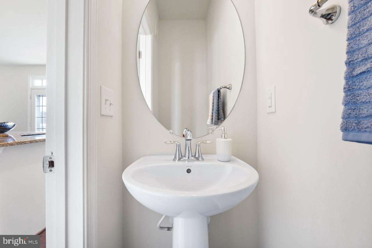 43367 Town Gate Square Chantilly, VA 20152 - Photo 10 of 36 a bathroom with a sink and a mirror