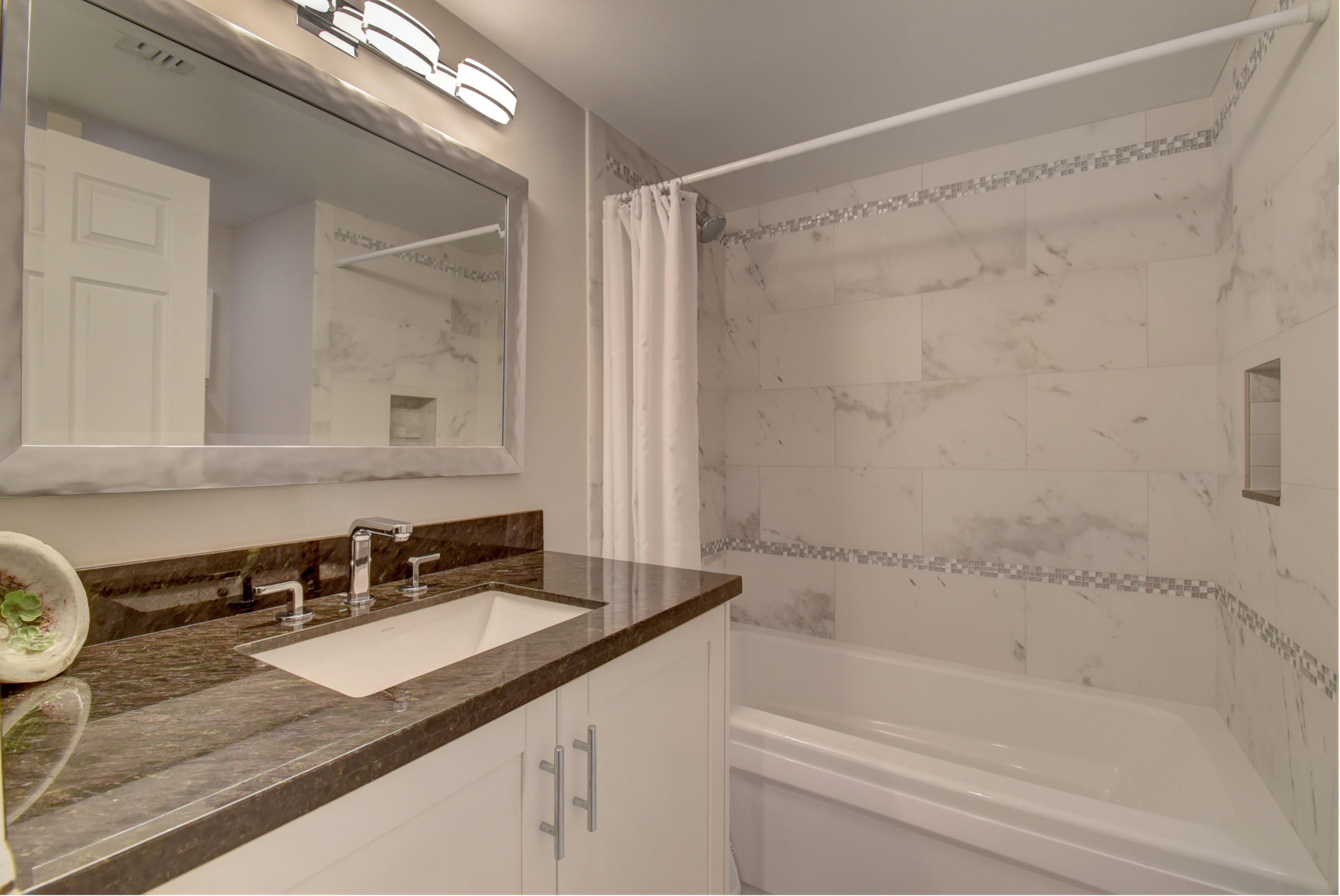 17282 Boca Club Boulevard, Unit 1901 Boca Raton, FL 33487 - Photo 21 of 45 Guest Bathroom