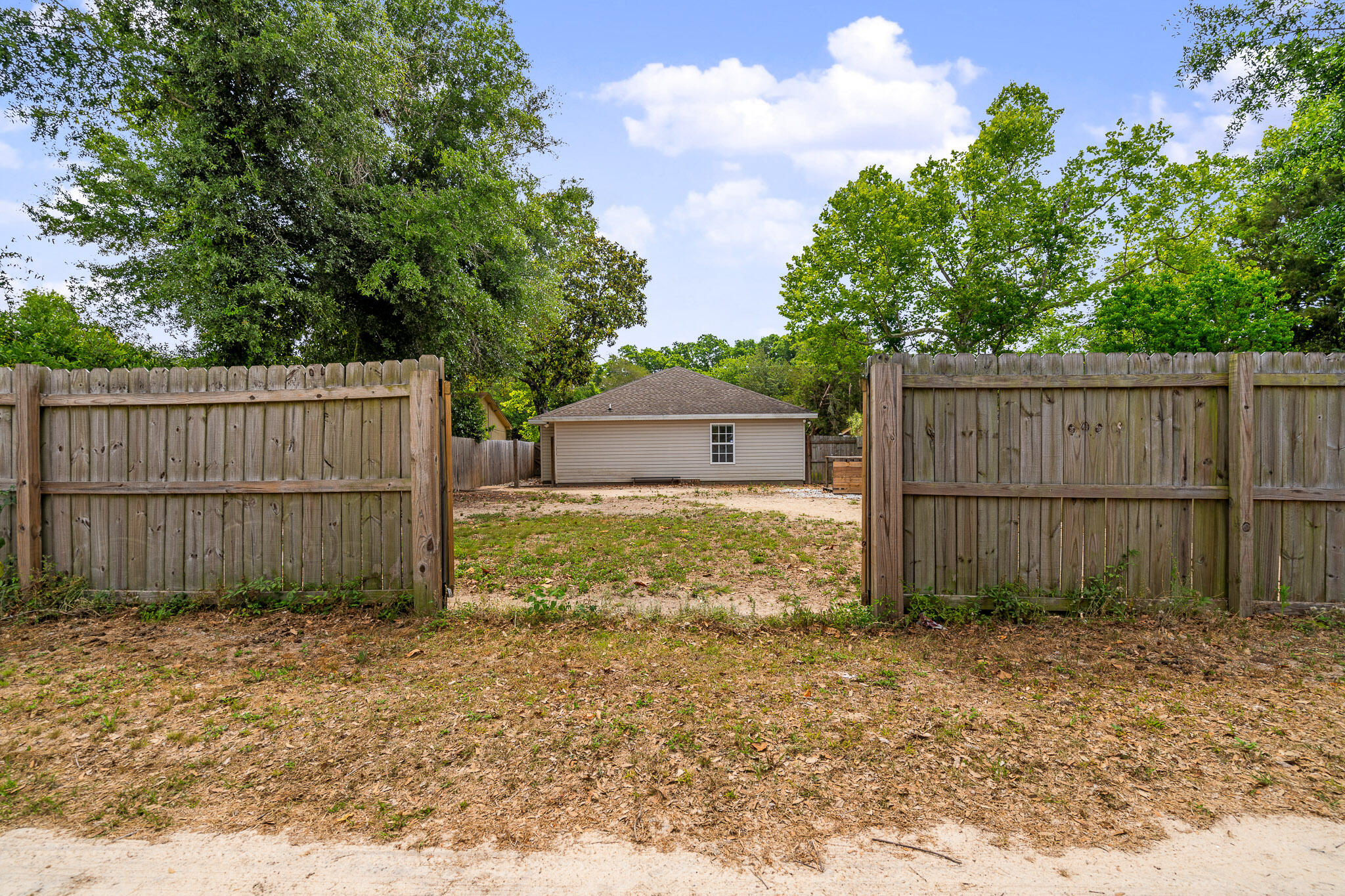 202 Mc Arthur Street Crestview, FL 32539 - Photo 37 of 39 a backyard of a house