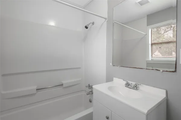 $900 | 700 Gray Street, Unit 2, Huntsville, TX 77320