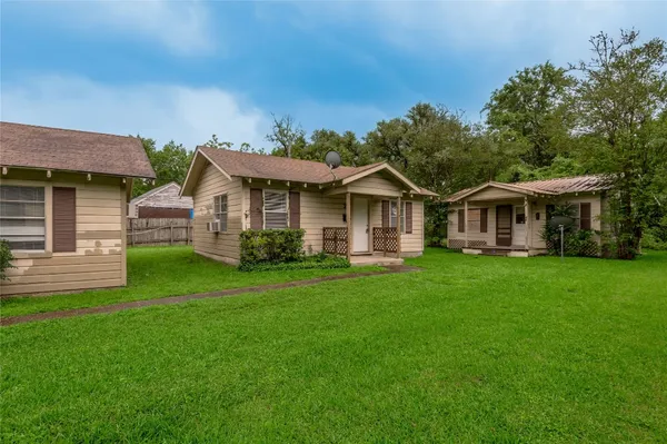 $900 | 700 Gray Street, Unit 2, Huntsville, TX 77320