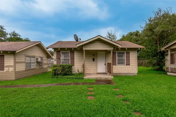 $900 | 700 Gray Street, Unit 2, Huntsville, TX 77320