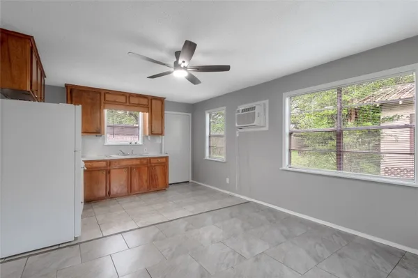 $900 | 700 Gray Street, Unit 2, Huntsville, TX 77320