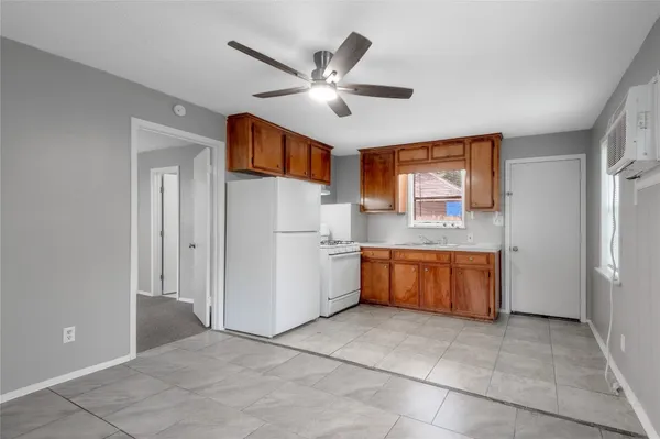 $900 | 700 Gray Street, Unit 2, Huntsville, TX 77320